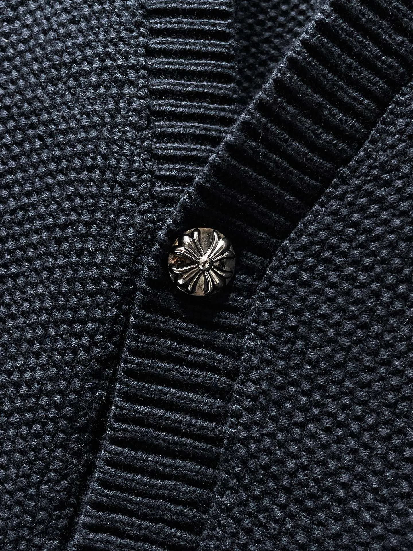 P276 Chrome Hearts 🍁Autumn and winter sweater series🍁 Crow embroidered holey loose Korean sweater Selected high-quality pure cotton high-weight knitted Customized Chrome Hearts hardware buttons ➕ Leather label embroidery on the chest Using Tajima machine embroidery technology Non-commercial version A must-have for fashionable high-street men and women 🌈Recommended colors: black white 🌈 Sizes: S, M, L, XL